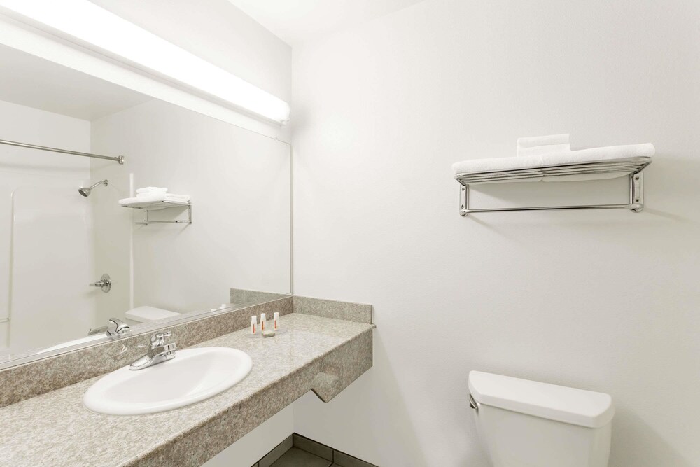 Super 8 by Wyndham Cloverdale Wine Country - photo 8