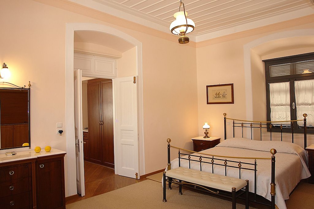 Phaedra Hotel - carbon neutral hotel in Ydra