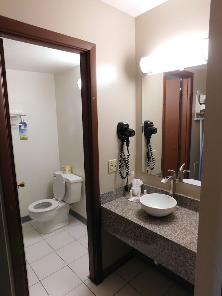 Days Inn by Wyndham West Branch Iowa City Area - photo 14