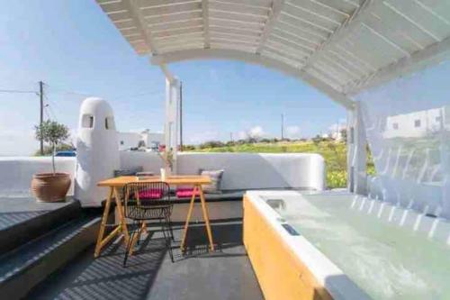Jaccuzzi Romantic Suite in Firostefani sea view — 4-Star Luxury Hotel in Fira, Greece