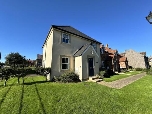 East Bay Cottage Part of the The Bay Filey Holiday Village with pool gym and direct beach access pub restaurant tennis and meadows walks — 4-Star Luxury Hotel in Filey, United Kingdom
