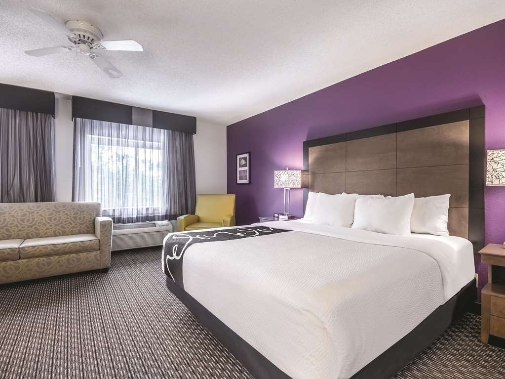 La Quinta Inn & Suites by Wyndham Hartford Bradley Airport - photo 19