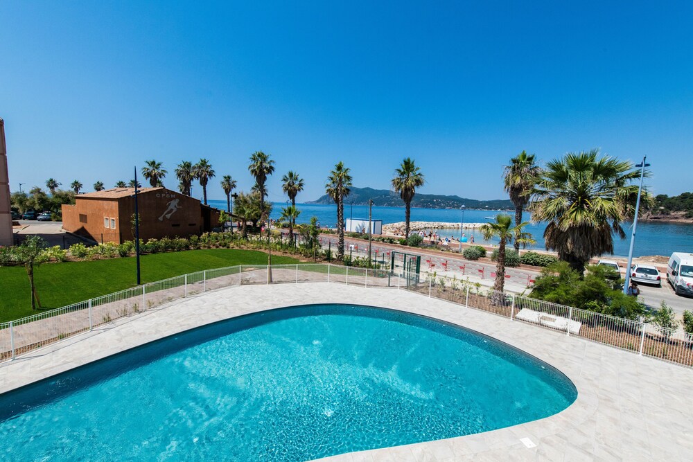 Résidence Néméa Le Cap Azur — 4-Star Luxury Hotel in Quimper, France