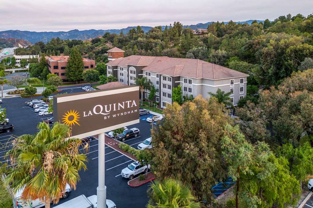 La Quinta Inn & Suites by Wyndham Santa Clarita Valencia - photo 3