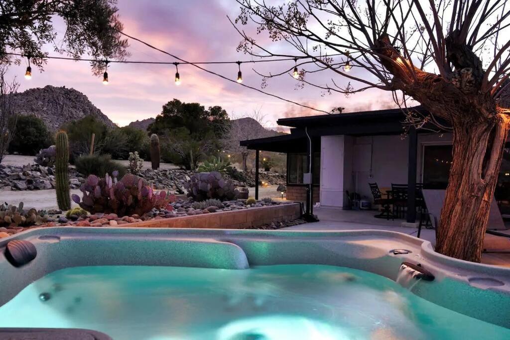 The Outpost Joshua Tree: Hot Tub Gameroom Jtnp — hotel in Joshua Tree