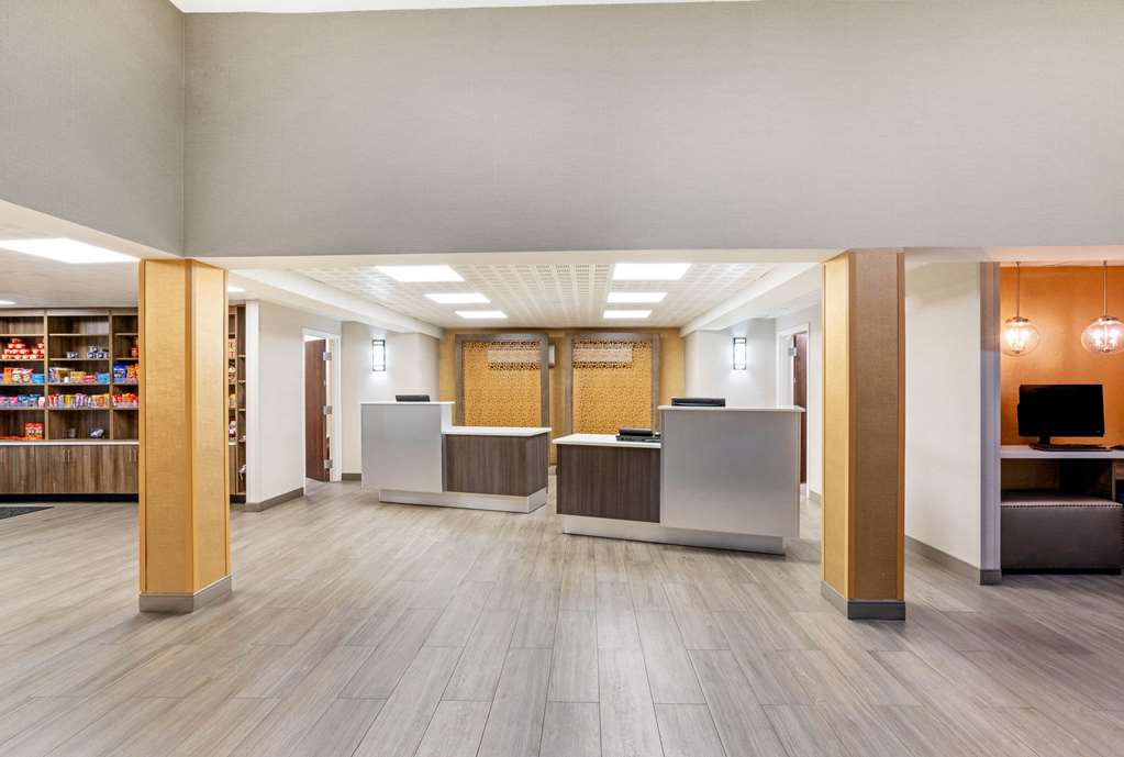 La Quinta Inn & Suites by Wyndham Columbus MS - photo 6