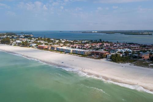 Bradenton Beach Resort Style Getaway Walk to Beach in Bradenton Beach, United States