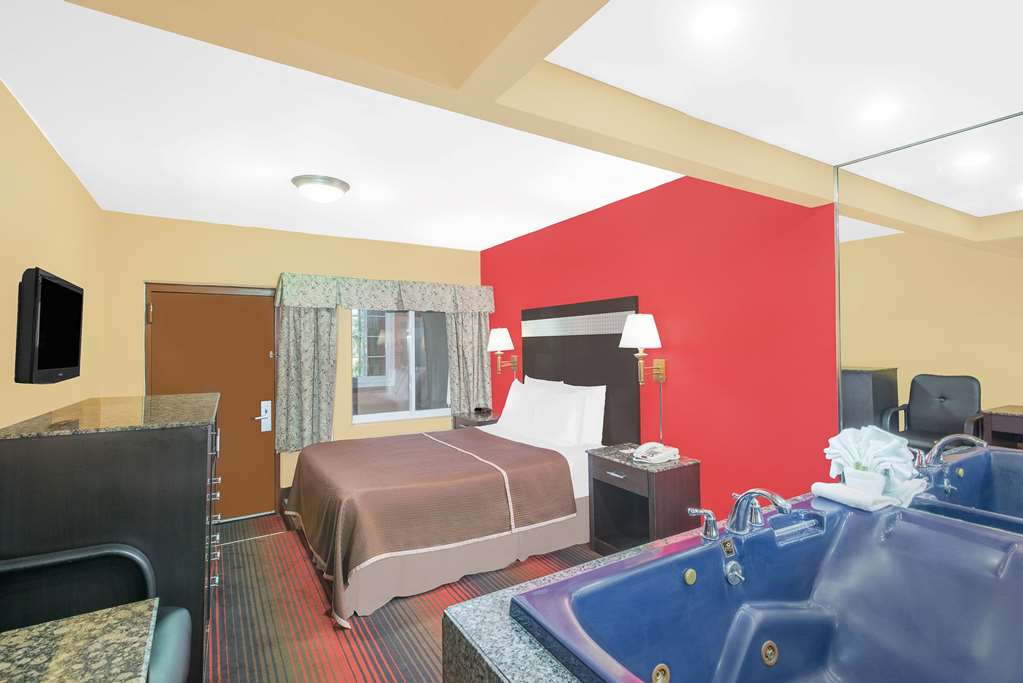 Howard Johnson by Wyndham North Bergen - photo 13