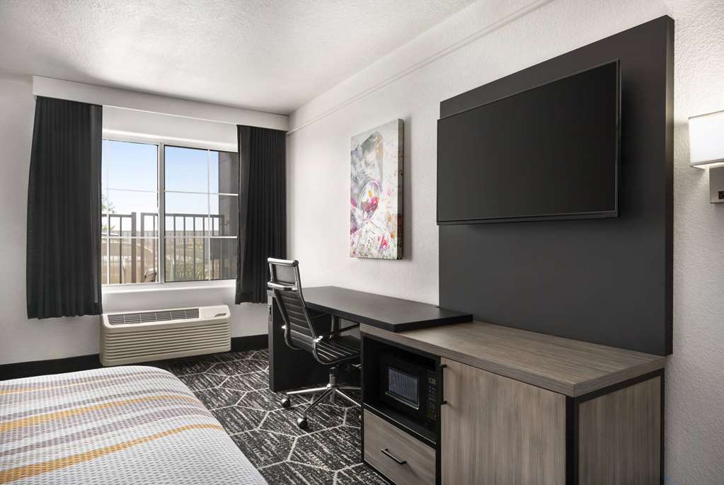 La Quinta Inn & Suites by Wyndham Hesperia Victorville - photo 38