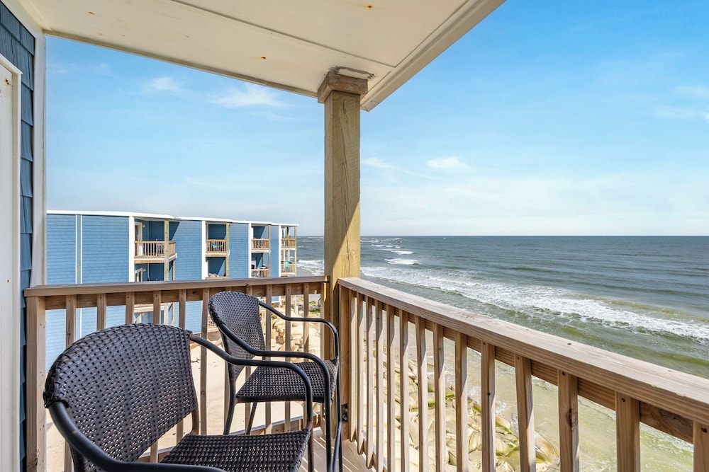North Topsail Condo Steps to Beach — 4-Star Luxury Hotel in Sneads Ferry, United States