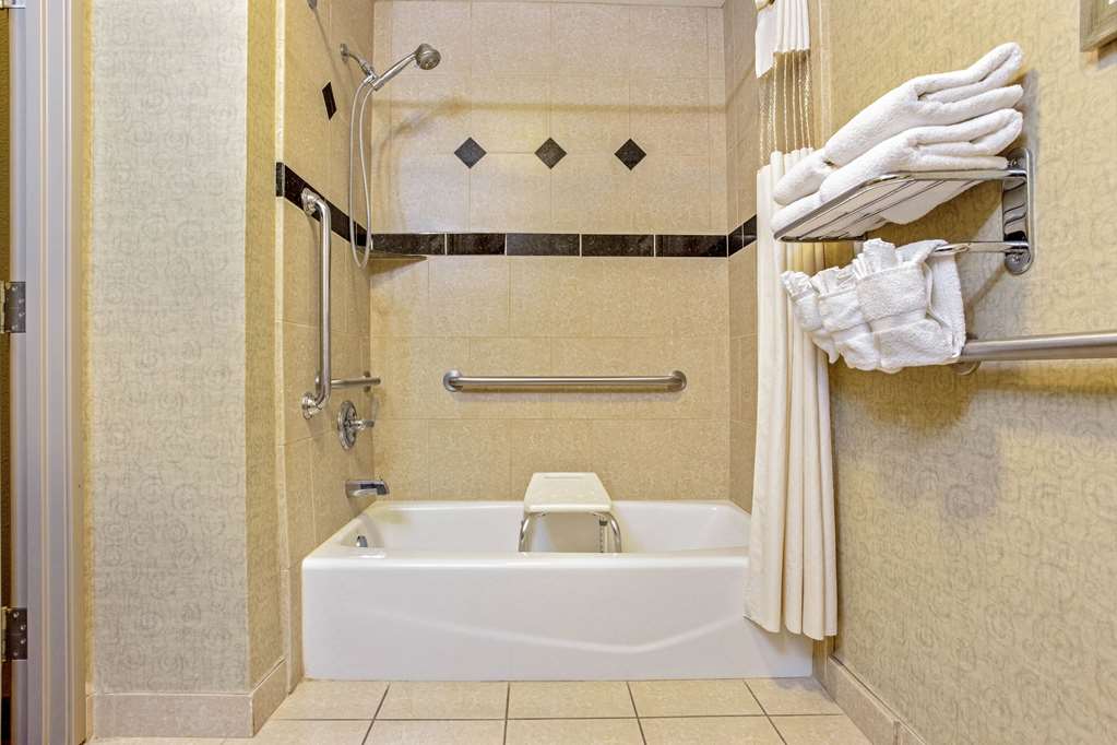 La Quinta Inn & Suites by Wyndham Cleburne - photo 18
