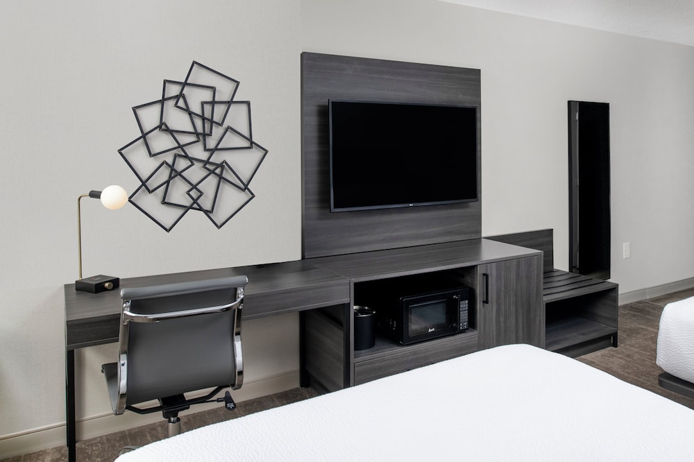 Holiday Inn Express South Burlington Downtown - photo 17