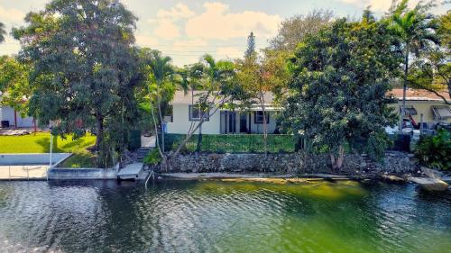Hallandale Collection Renovated Professional Design & Lake View — 4-Star Luxury Hotel in Hallandale Beach, United States