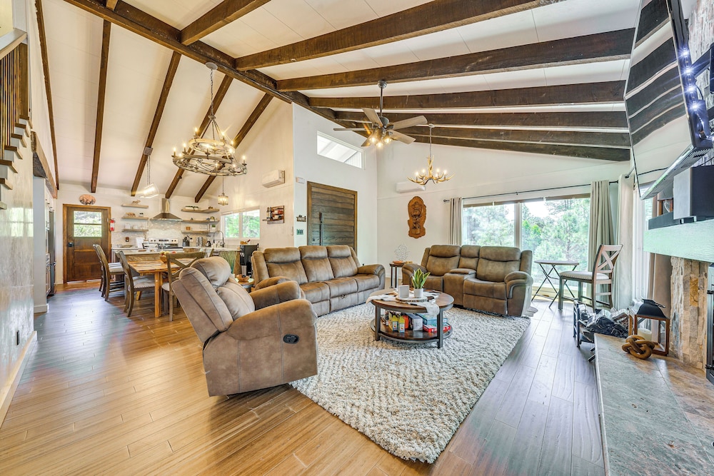 Modern Retreat w Deck: 14 Mi to Ski Apache in Ruidoso, United States