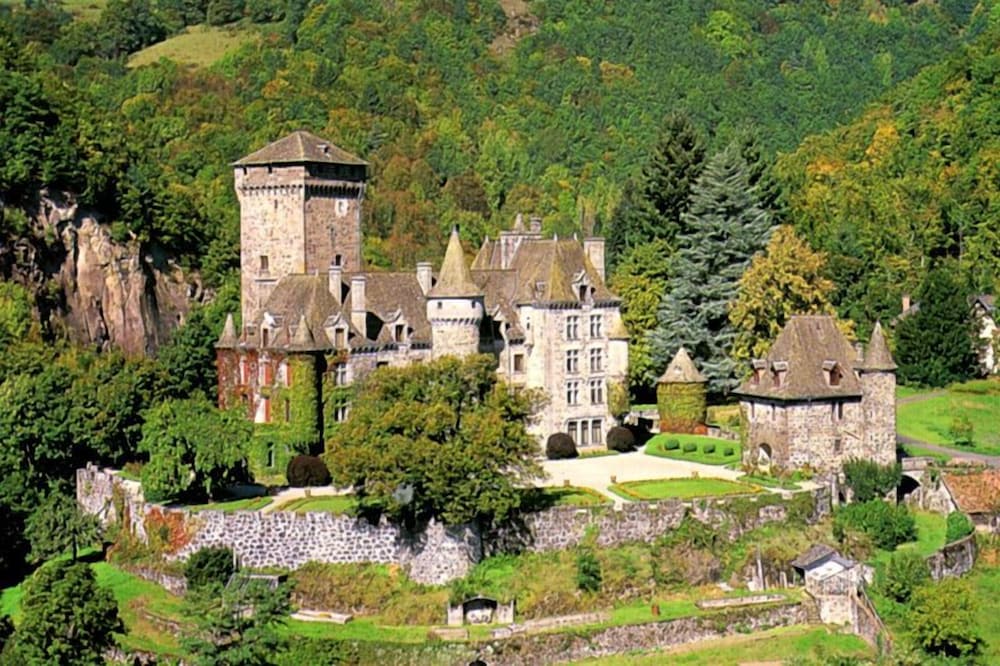 Hotel des Bains et Residences in Vic-Sur-Cere, France