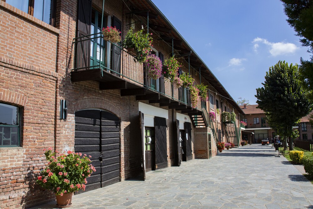 Agriturismo La Margherita Golf Girasoli — 4-Star Luxury Hotel in Carmagnola, Italy