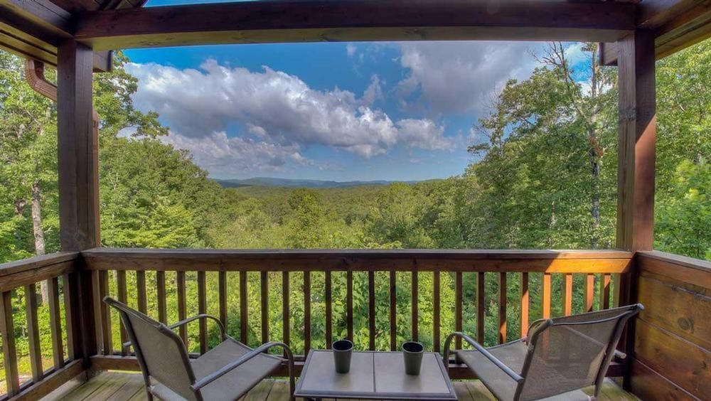 Sunset Lodge — 4-Star Luxury Hotel in Blue Ridge, United States
