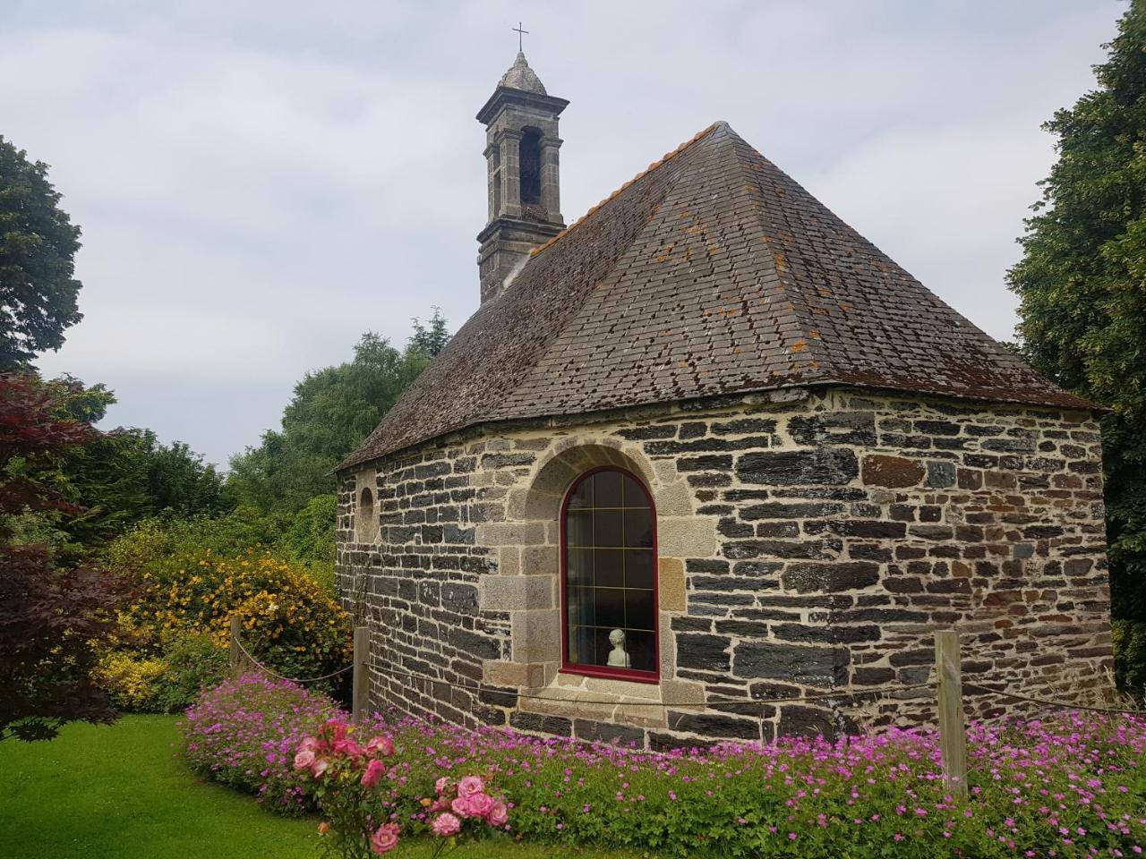 Gite Atypique Dans Une Chapelle — 4-Star Luxury Hotel in Briec, France