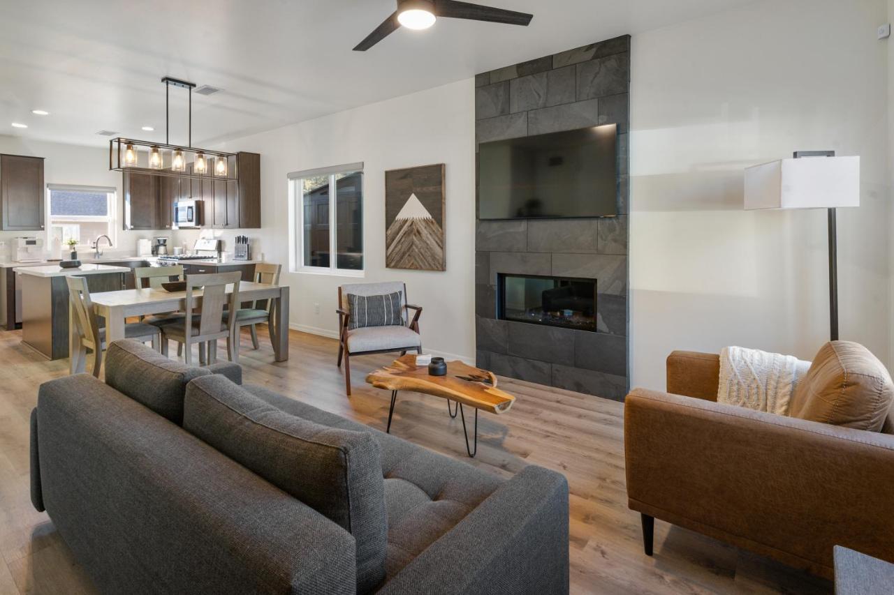 FLG Retreat Modern Home with Mountain Views — 4-Star Luxury Hotel in Flagstaff, United States