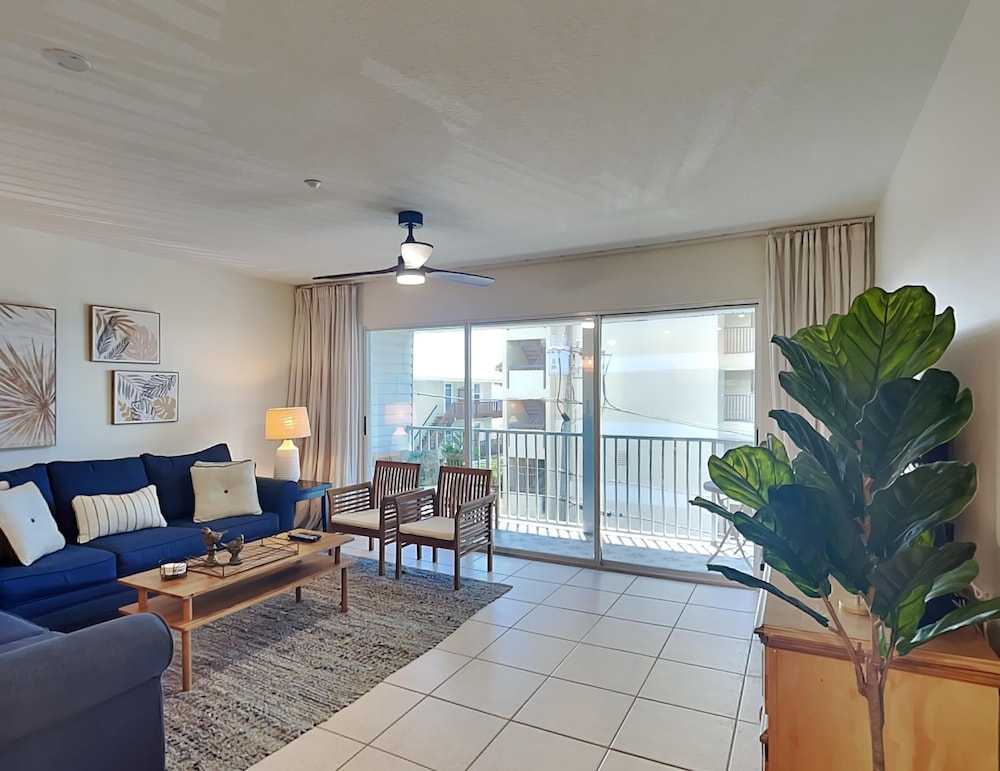 Casa Mar Y Palmera 202a — 4-Star Luxury Hotel in Indian Rocks Beach, United States