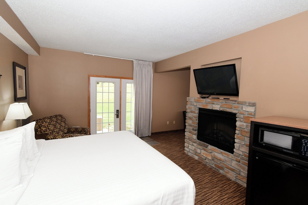 Cobblestone Inn & Suites Denison Majestic Hills - photo 28