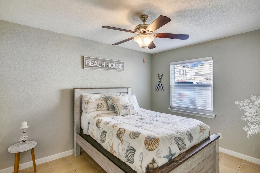 Anchor by Pleasure Pier II in Galveston, United States