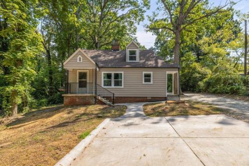 Tranquility Cottage Private Peaceful Surroundings Near Everything — 4-Star Luxury Hotel in High Point, United States