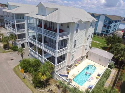 Stay Salty Villa with views of canal and short walk to beach — 4-Star Luxury Hotel in Sea Breeze, United States