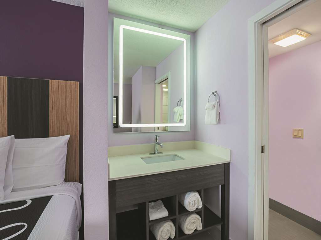 La Quinta Inn & Suites by Wyndham Minneapolis Northwest - photo 11