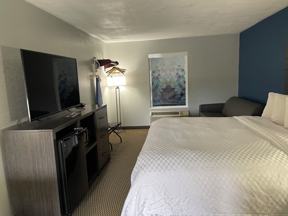 Clairmont Inn & Suites Warren - photo 21