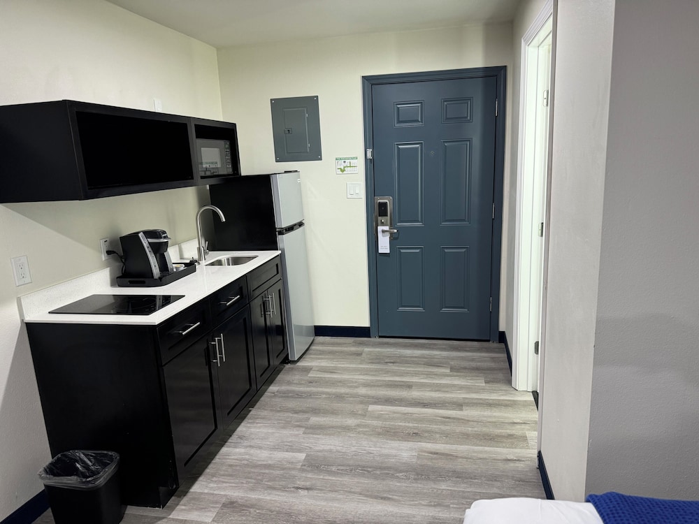 Lakeside Inn and Suites - photo 17