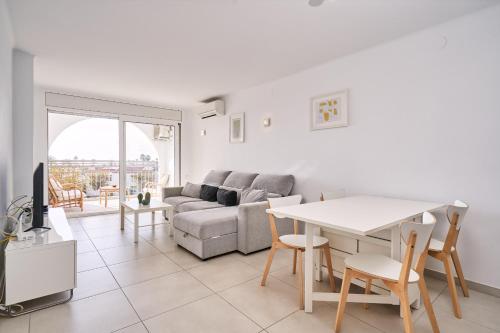 Duplex Welcs EMP 026 frente al canal y vistas al mar — 4-Star Luxury Hotel in Empuriabrava, Spain