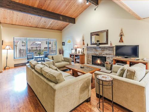 168 Forest Pines walk to Lakeshore Blvd community pool and hot tub