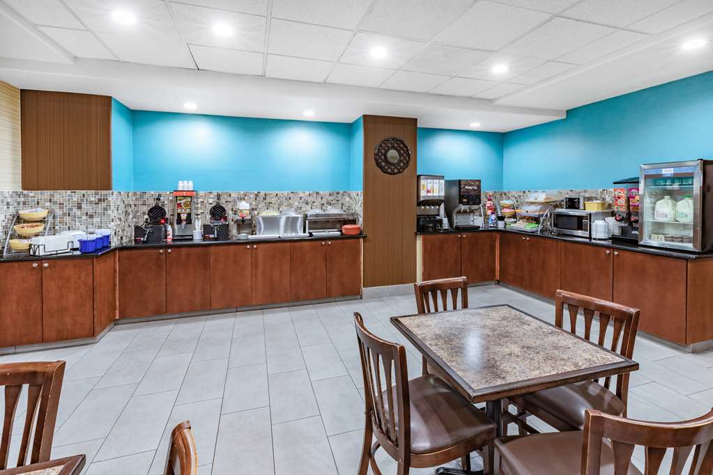 Days Inn & Suites by Wyndham San Antonio near Frost Bank Center - photo 9