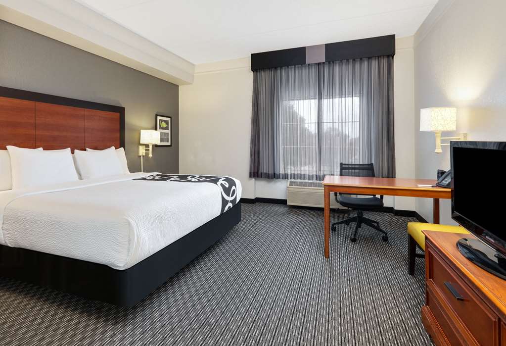 La Quinta Inn & Suites by Wyndham Dallas North Central - photo 9