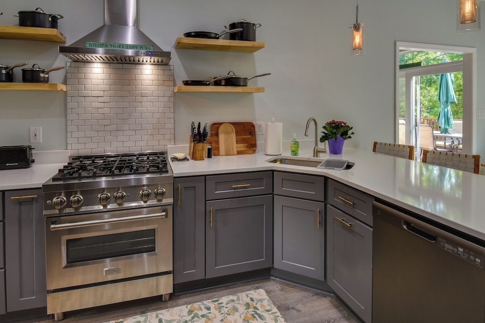 South Carolina Retreat with Fireplace and Lake Access in Seneca, United States