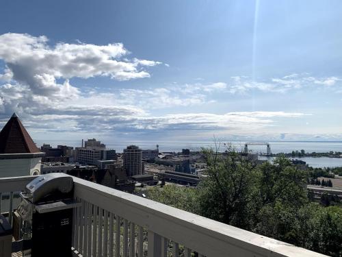 Whole House with Lake and Lift Bridge Overlook for 10 Guests — 4-Star Luxury Hotel in Duluth, United States
