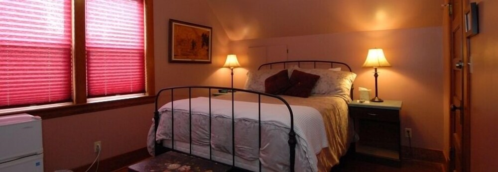 Phoenix House B&B — Stettler — photo 3