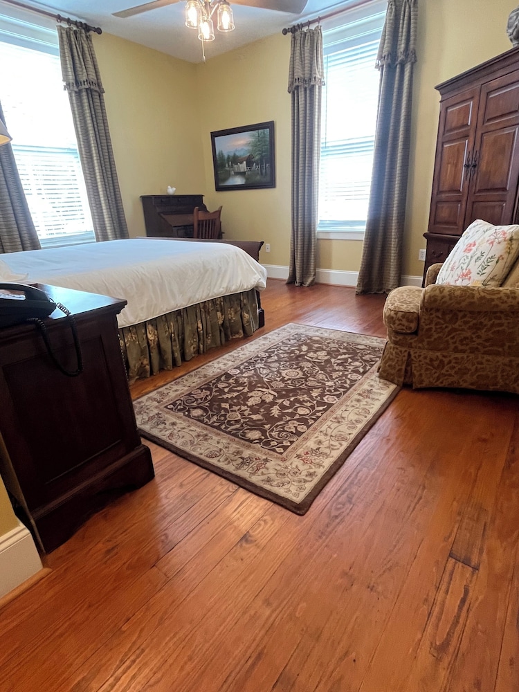 Grand Lux Inn - photo 11