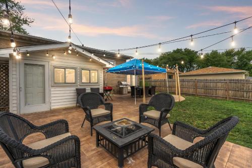 Cozy Home Sleeps 10 Lombard Chicago Suburb — 4-Star Luxury Hotel in Lombard, United States