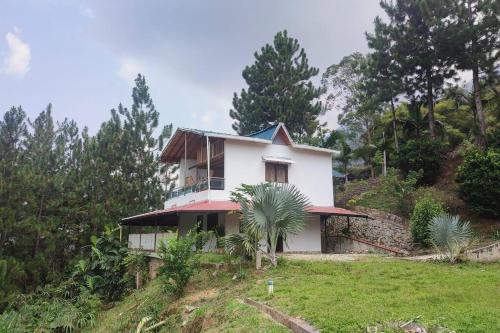 Luz de Luna Hermosa Finca Familiar con Vista Panorámica y de Aves — hotel in Cocorna