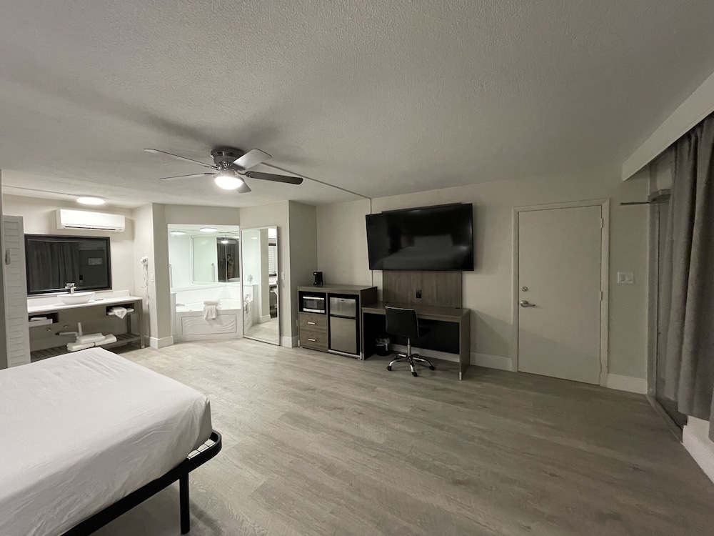 Quality Inn & Suites Airport Cruise Port Hollywood - photo 11
