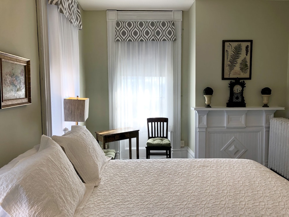 Rogues Harbor Inn - photo 18