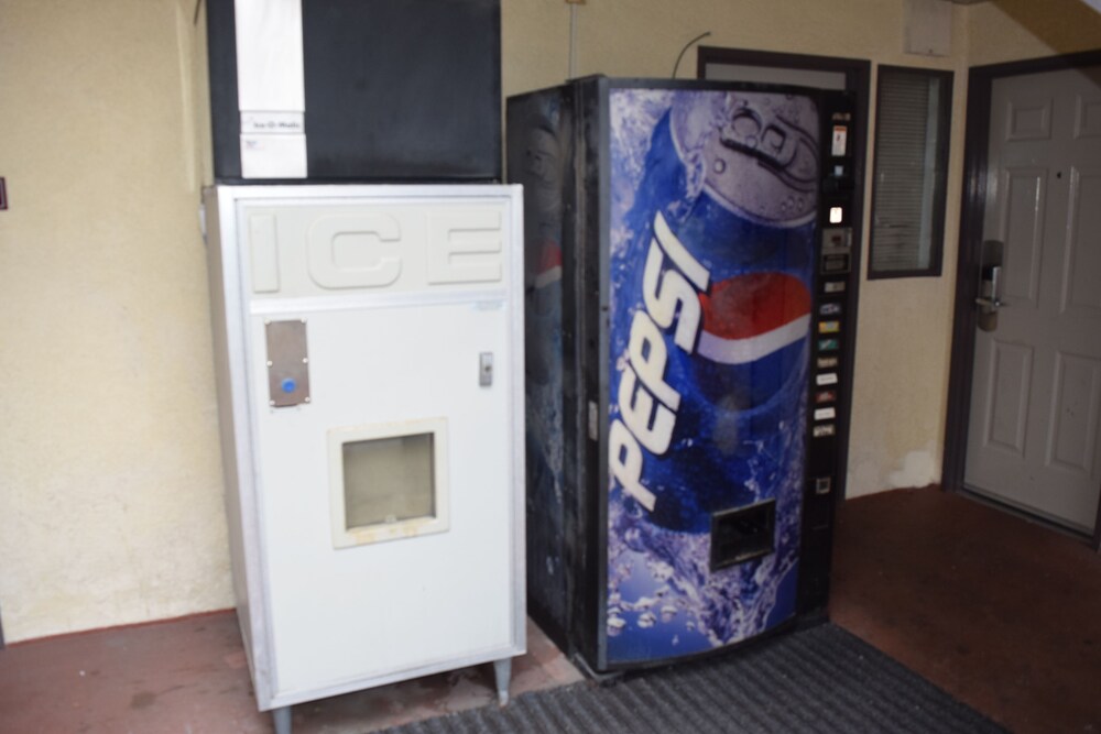 Deluxe Inn Hawthorne - photo 25