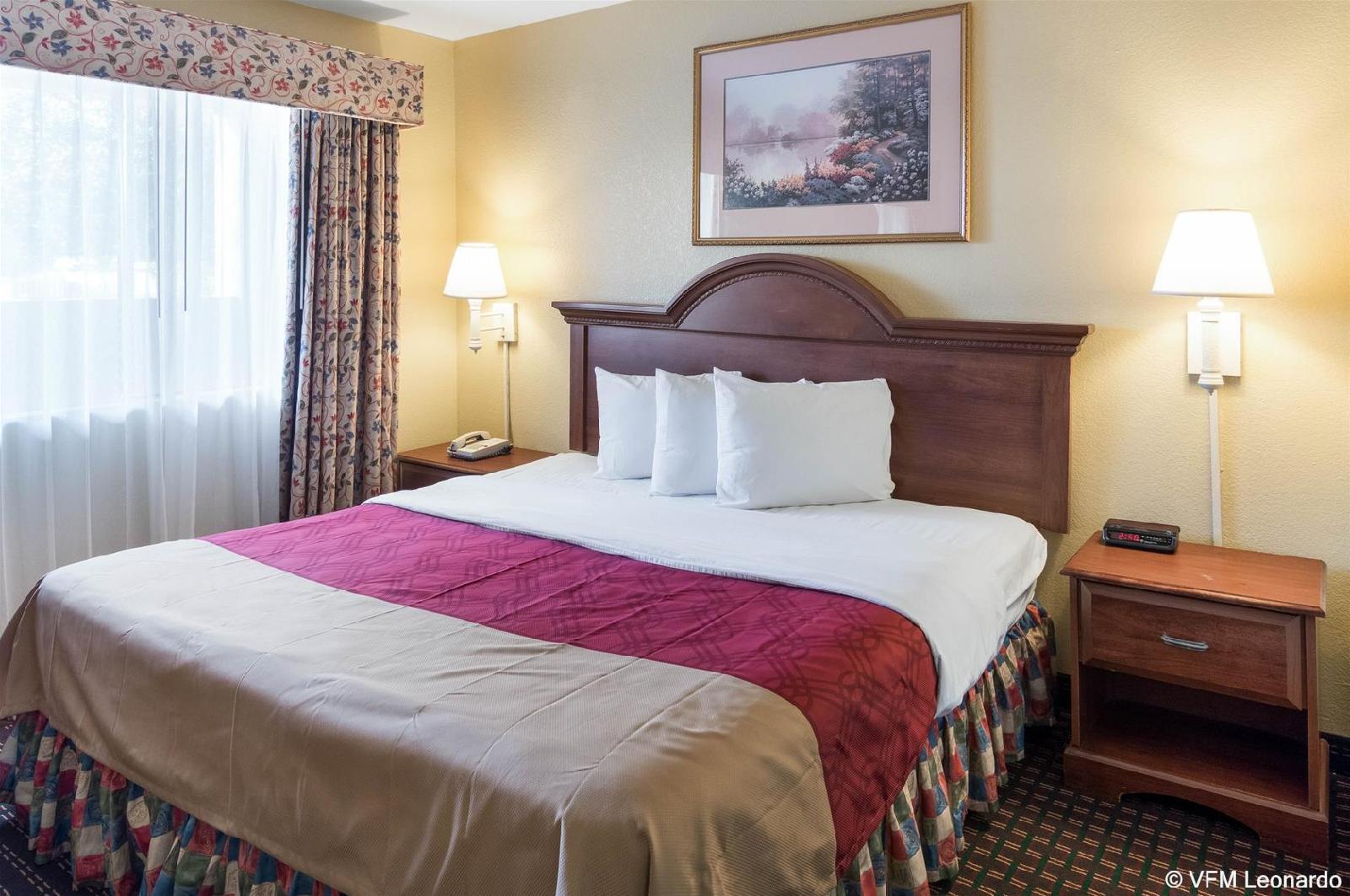 Econo Lodge Inn And Suites Arlington - photo 4