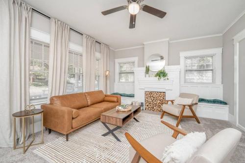 4 Bed 2 Bath Home by College Hill and Hospitals — 4-Star Luxury Hotel in Wichita, United States