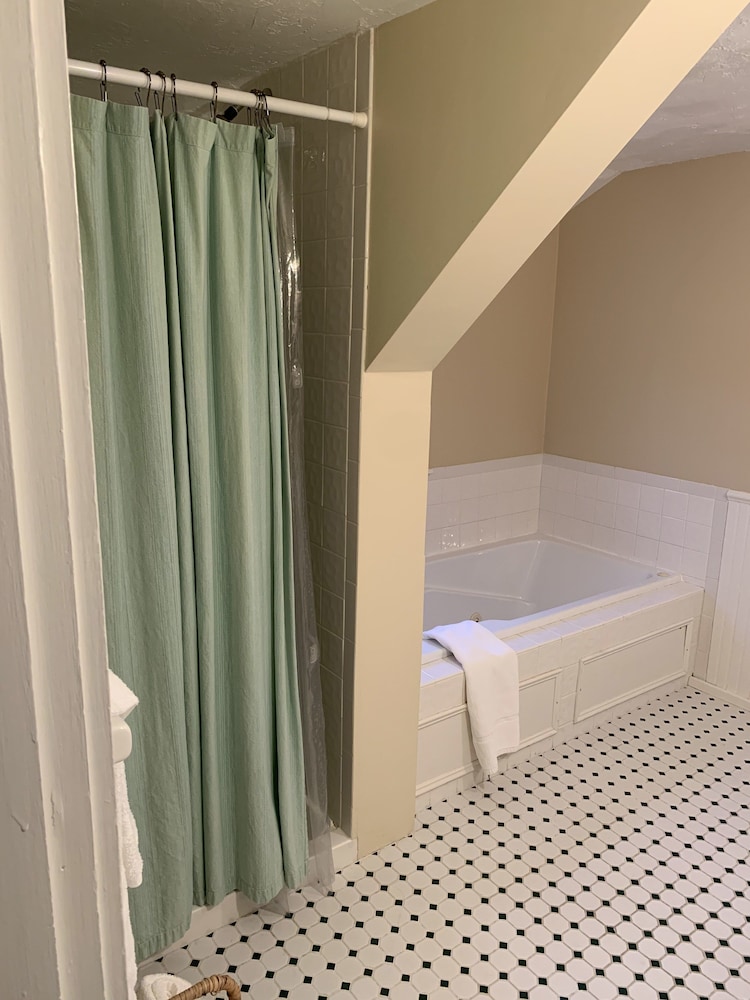 Lovett s Inn and Restaurant - photo 36