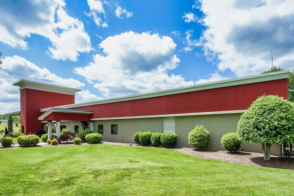 Days Inn & Suites by Wyndham Johnson City - photo 27