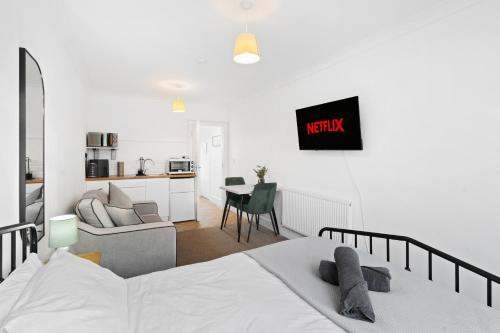 Hillbarn Studio Free Parking & Private Patio — 4-Star Luxury Hotel in Worthing, United Kingdom