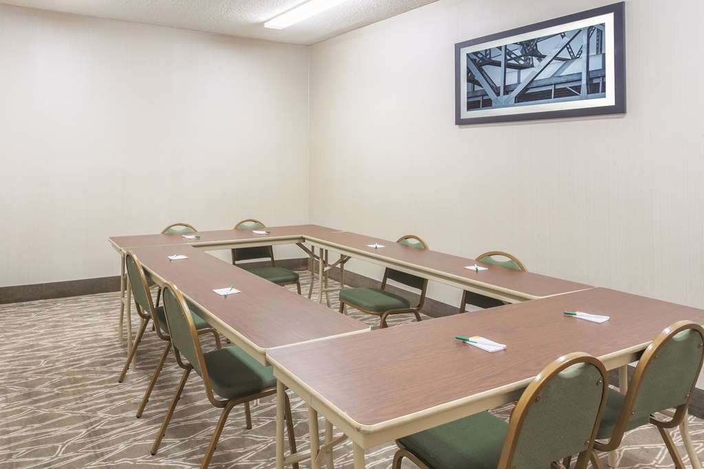 La Quinta Inn & Suites by Wyndham Hopkinsville - photo 36